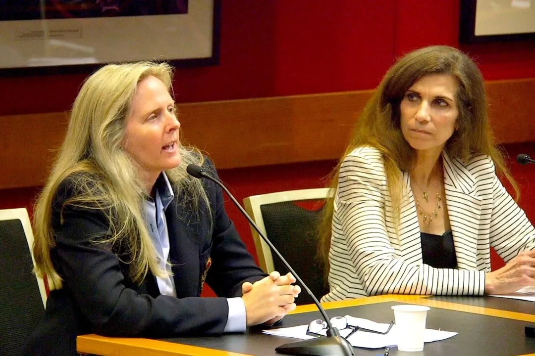 Giáo sư Katrina Bramstedt, Tiến sĩ, chuyên gia đạo đức y khoa từ Đại học Bond (trái) và Giáo sư Maria Fiatarone Singh, Tiến sĩ Y khoa, thành viên Ban cố vấn y khoa của Hiệp hội các bác sĩ chống thu hoạch nội tạng cưỡng bức (phải) đưa ra bình luận chuyên môn cho khán giả tham dự buổi chiếu phim 'Hard to Believe' tại Tòa nhà Quốc hội NSW ở Sydney vào ngày 28 tháng 10 năm 2015. Epoch Times