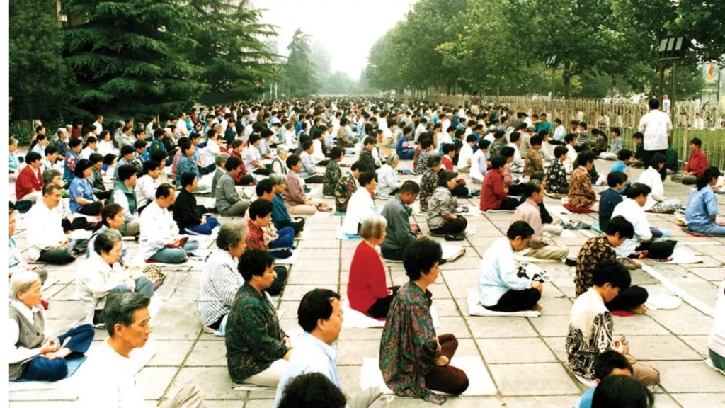 Luyện công buổi sáng tại Bắc Kinh năm 1998 (Ảnh: Internet)