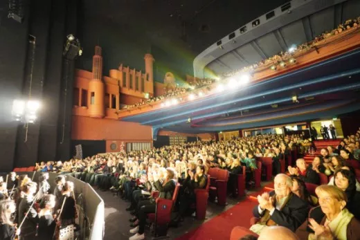 Tối ngày 17 tháng 04 năm 2025, Đoàn Nghệ thuật Shen Yun của Hoa Kỳ đã biểu diễn buổi đầu tiên tại Nhà hát Ópera (Teatro Ópera) ở Buenos Aires. Buổi biểu diễn đầy kín rạp, các diễn viên đã chào hạ màn hai lần. (Ảnh: Mai Lei/The Epoch Times)