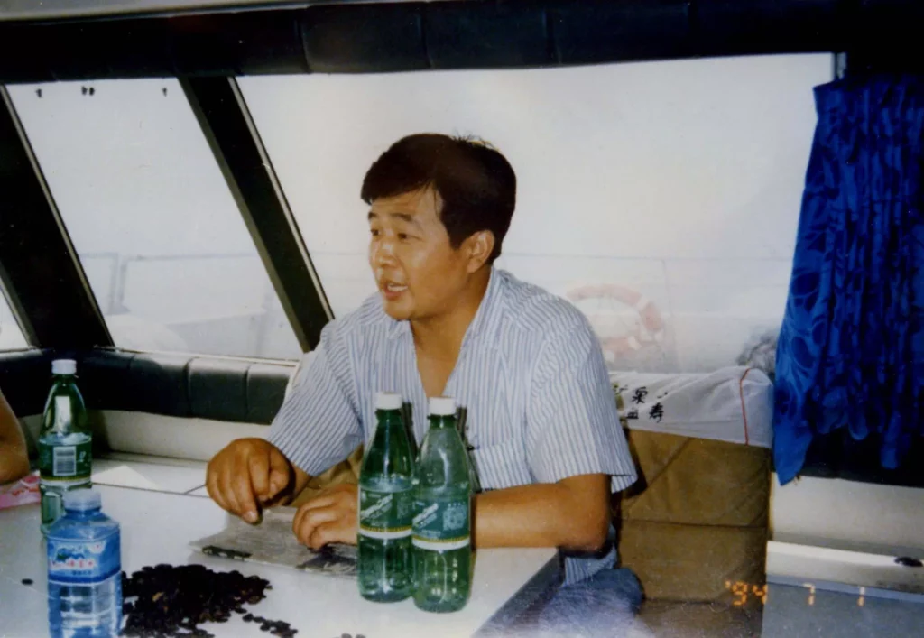 1994-07-Sư phụ giảng Pháp cho học viên trên thuyền máy