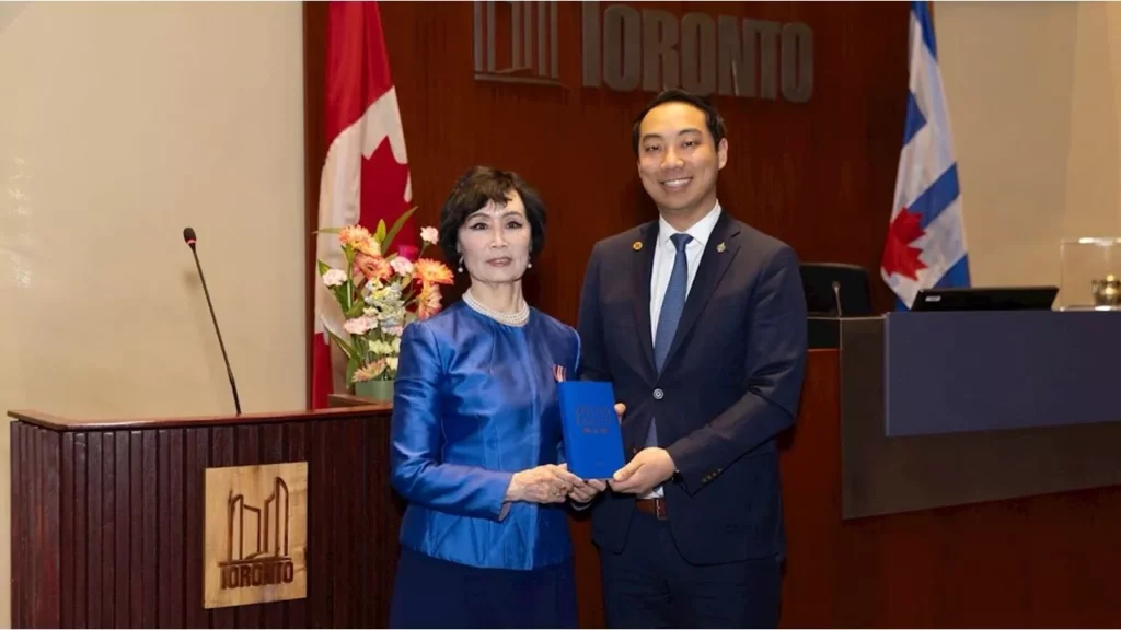 Bà Trương tặng cho ông Kevin Vương, Nghị sĩ quốc hội, cuốn Chuyển Pháp Luân phiên bản tiếng Anh