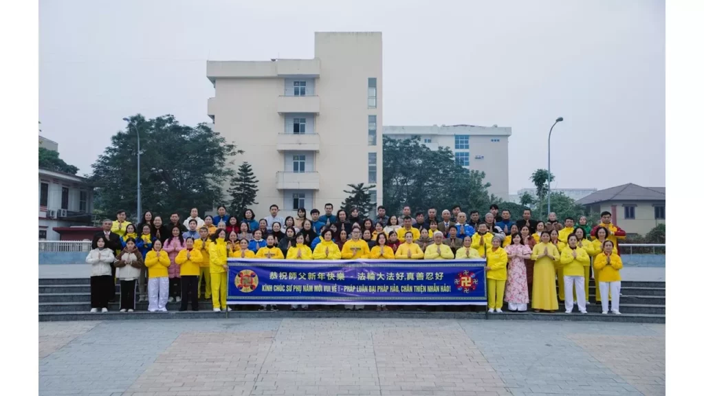 Các học viên hợp thập chúc mừng năm mới Sư phụ Lý