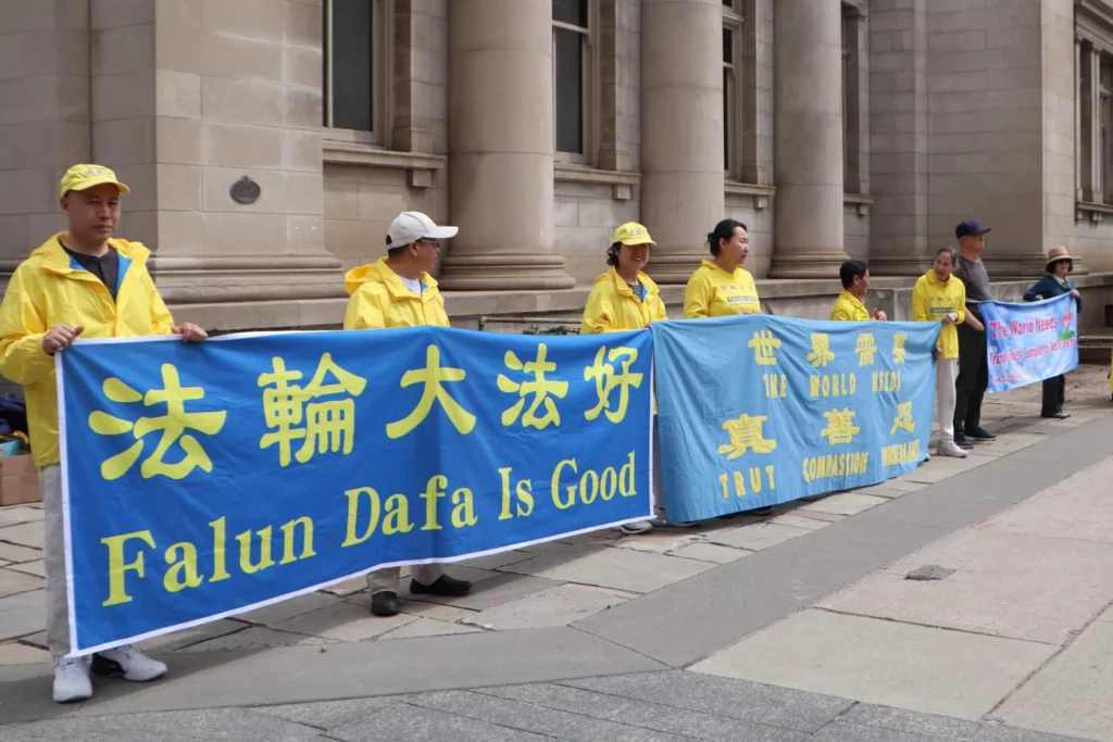 Các học viên trưng bày biểu ngữ gần Bảo tàng Hoàng gia Ontario ở Toronto.