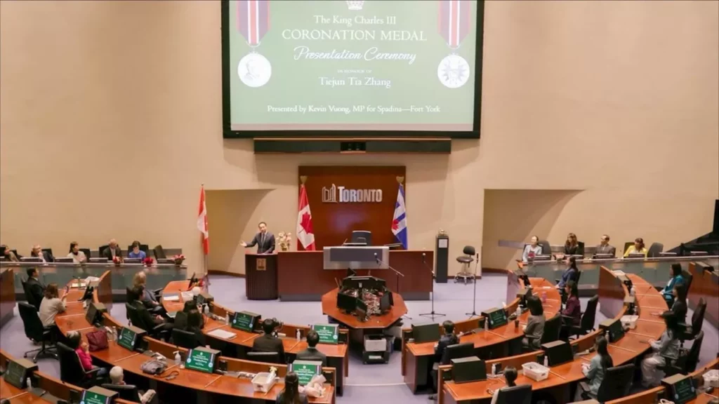 Lễ trao huân chương tại Tòa thị chính Toronto vào tối ngày 13 tháng 2