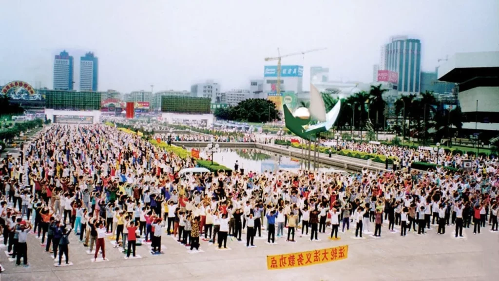 Vào giữa những năm 1990, các địa điểm luyện công Pháp Luân Công vào cuối tuần với hàng ngàn người tham gia, như địa điểm này ở Quảng Châu, đã trở nên phổ biến trên khắp Trung Quốc.