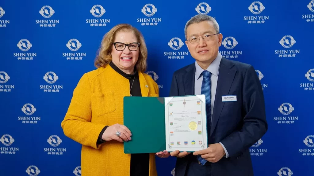 Nghị sỹ Quốc hội Anna Roberts trao giải thưởng cho Đoàn Nghệ thuật Biểu diễn Shen Yun tại Trung tâm Nghệ thuật Biểu diễn Bốn Mùa ở Toronto hôm 04/04/2024.