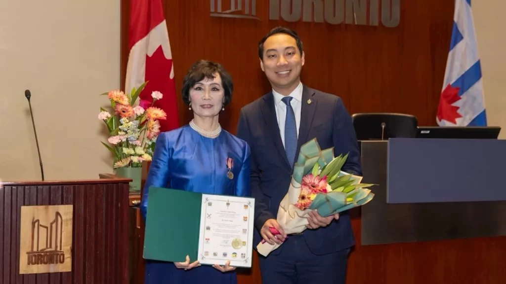 Nghị sĩ quốc hội Kevin Vương thay mặt cho Chính phủ liên bang trao tặng Huân chương Đăng quang của Vua Charles III cho bà Trương Thiết