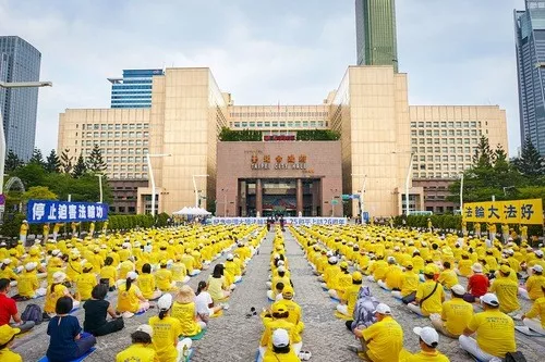 Buổi họp báo.