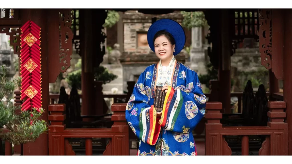 Nhưng điều may mắn nhất trong đời là tôi luôn có trên tay cuốn sách “Chuyển Pháp Luân”, cuốn sách giúp tôi nhận ra cội nguồn của vạn sự vạn vật, sự vĩnh hằng của kiếp nhân sinh.