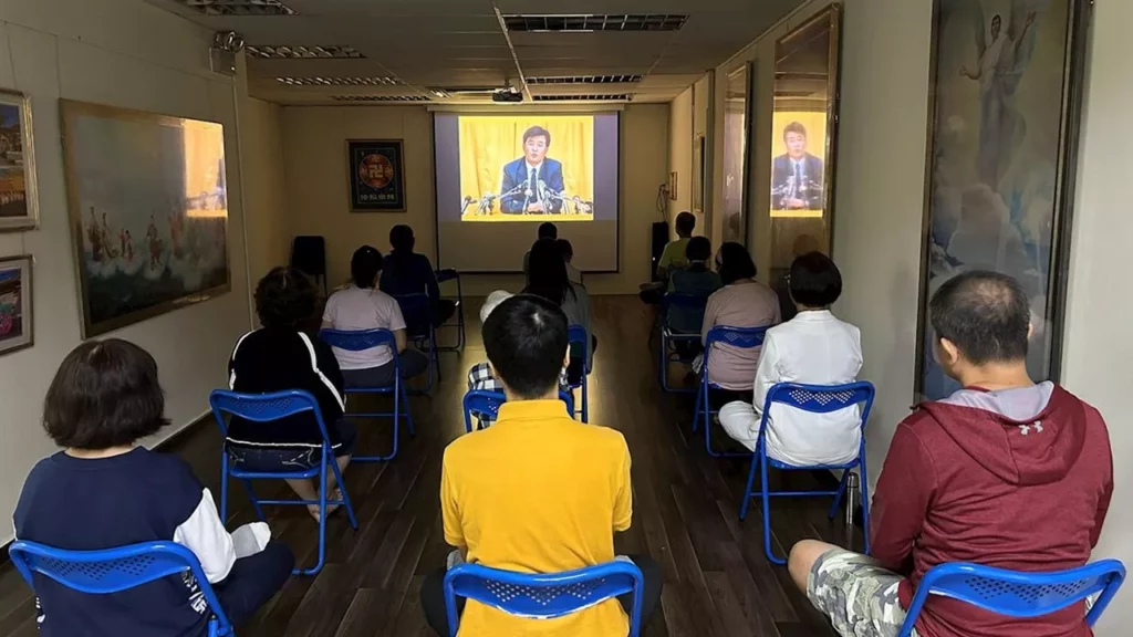 Từ ngày 15 tháng 3 đến ngày 23 tháng 3 năm 2025, Pháp Luân Phật Học Hội Singapore tổ chức lớp chín ngày, các học viên mới đang xem video bài giảng của Nhà Sáng lập Pháp Luân Đại Pháp, Sư phụ Lý Hồng Chí.