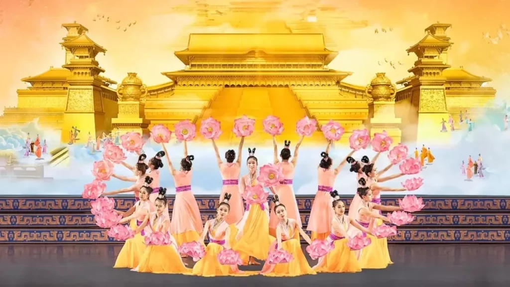 Các vũ công Shen Yun biểu diễn trên sân khấu trong một buổi biểu diễn (Nguồn: Shen Yun)